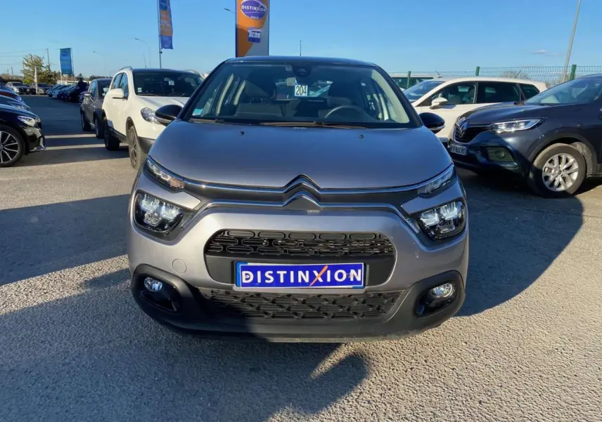 Vue avant d'une Citroën C3 1.2L Feel Pack 2022 gris Artense avec calandre noire et phares LED.