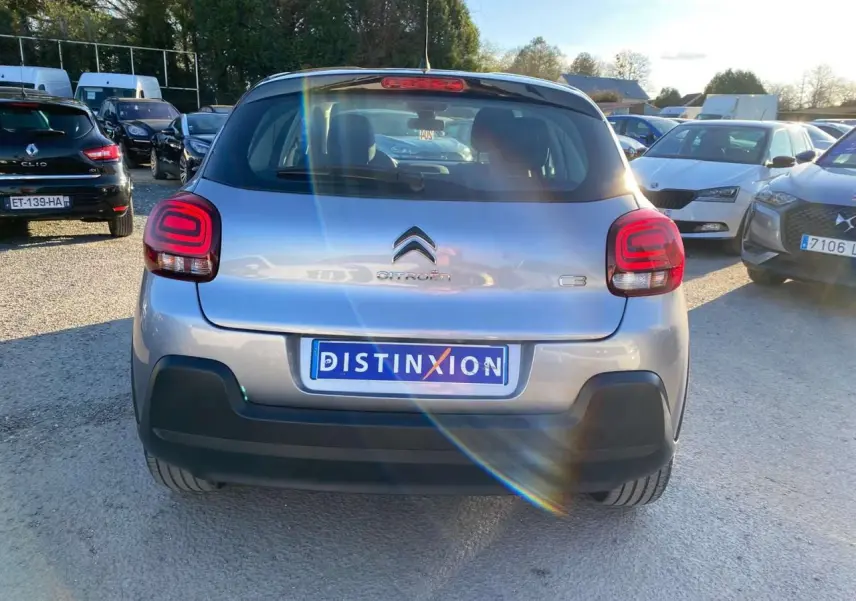 Vue arrière d'une Citroën C3 gris Artense 2022 avec feux LED et pare-chocs noir mat dans un parking extérieur.
