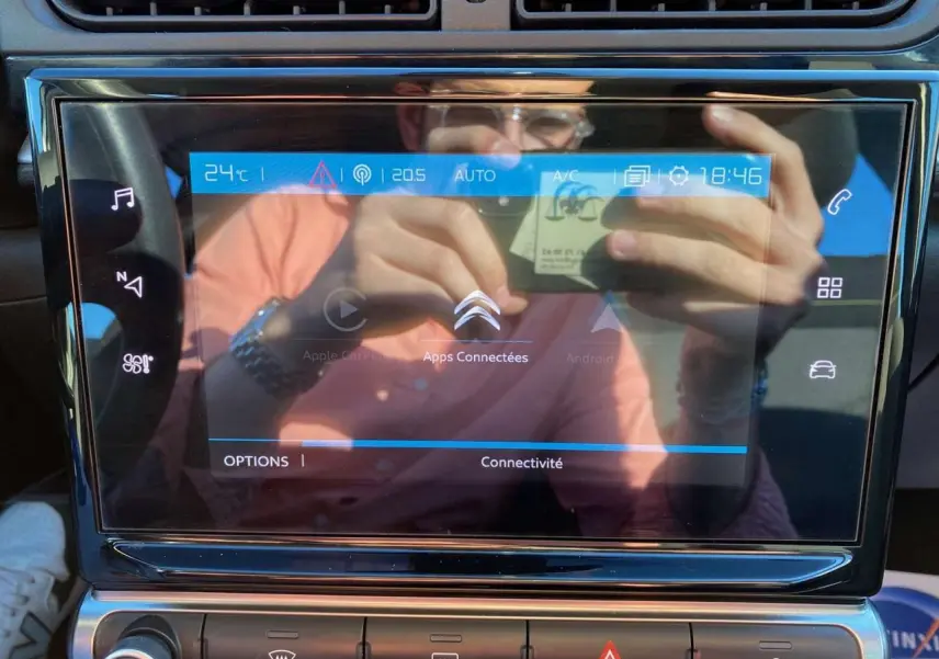 Écran tactile central de la Citroën C3 2022 gris Artense, affichant les options de connectivité et commandes multimédia.