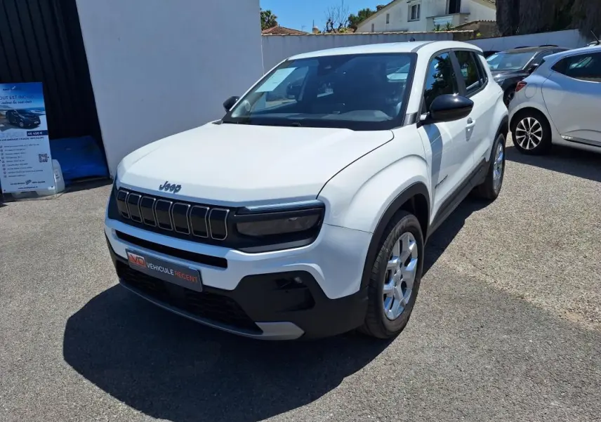 Jeep Avenger électrique blanc en 3/4 avant droit, avec jantes alliage 17 pouces et calandre noire distinctive.
