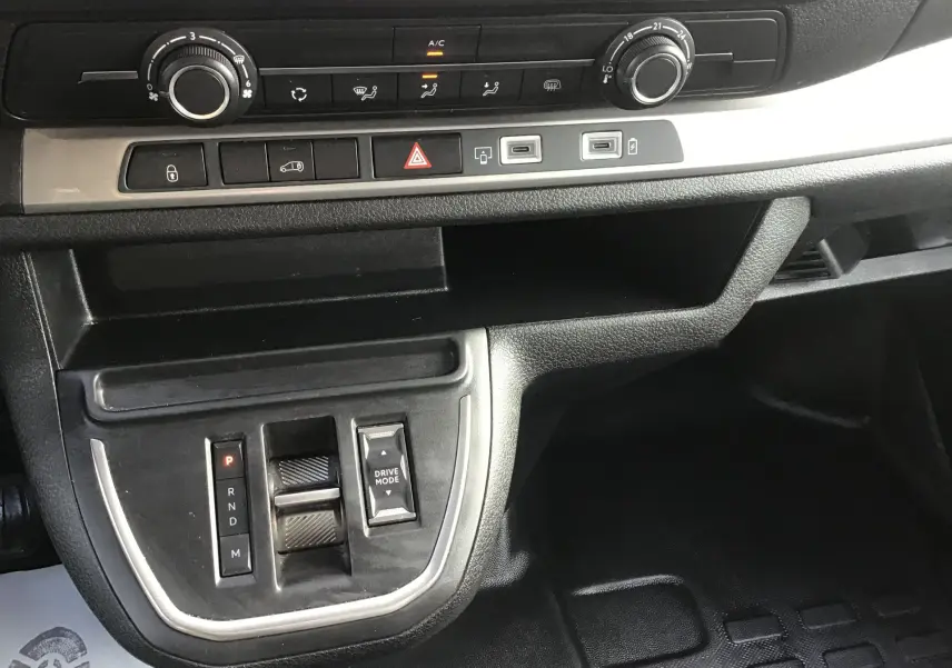 Vue rapprochée de la console centrale noire du Fiat Scudo Fourgon 2024 avec commandes climatisation et boîte automatique.