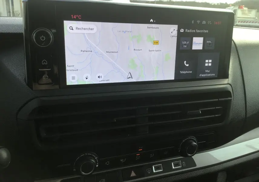 Écran tactile central avec navigation et commandes climatisation dans l’habitacle du Fiat Scudo Fourgon blanc 2024.