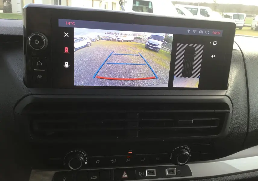 Écran central montrant la caméra de recul du Fiat Scudo Fourgon blanc, vue intérieure du tableau de bord.