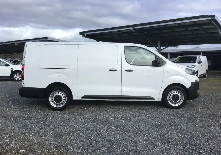 Vue de profil côté gauche du FIAT Scudo Fourgon blanc 2024 avec porte latérale coulissante et jantes acier.