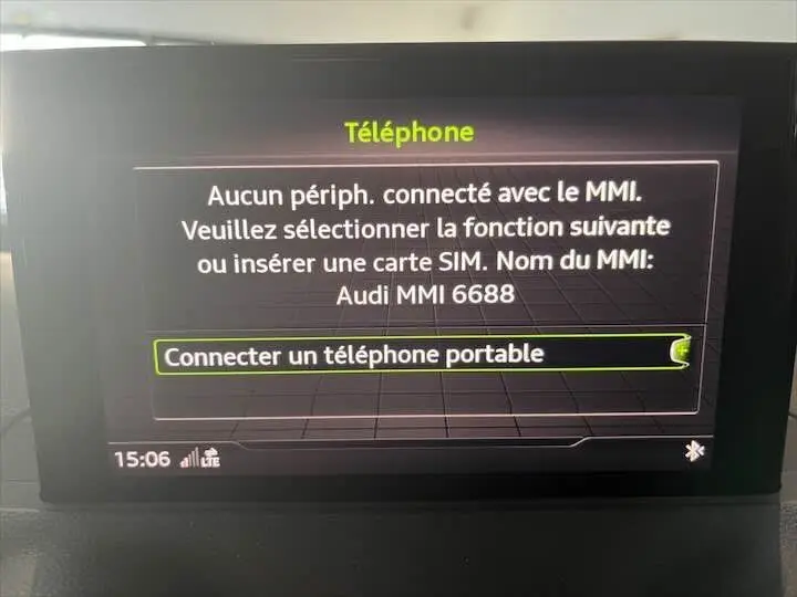 Écran central de l’Audi Q2 35 TFSI 2020 affichant le menu téléphone sans périphérique connecté.