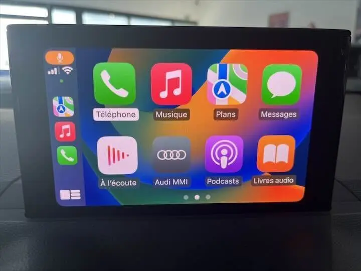 Écran tactile multimédia de l'Audi Q2 35 TFSI 2020 affichant les applications Apple CarPlay en intérieur.