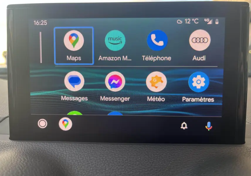 Écran central de l'Audi Q2 2020 affichant les applications Maps, Amazon Music, Téléphone et Audi en interface multimédia.