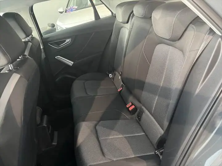 Vue intérieure côté droit des sièges arrière en tissu noir de l'Audi Q2 35 TFSI 2020.