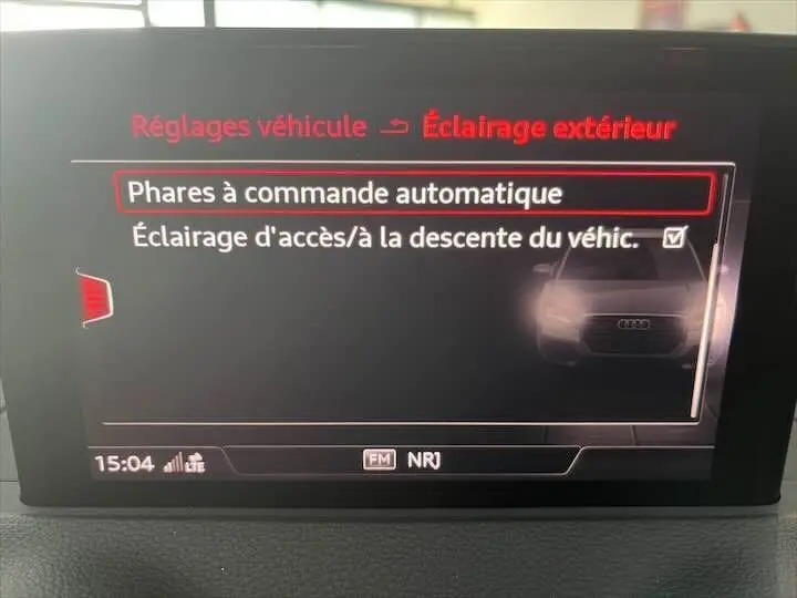 Écran multimédia montrant les réglages d’éclairage avec illustration frontale d’un Audi Q2 gris Daytona Metal.