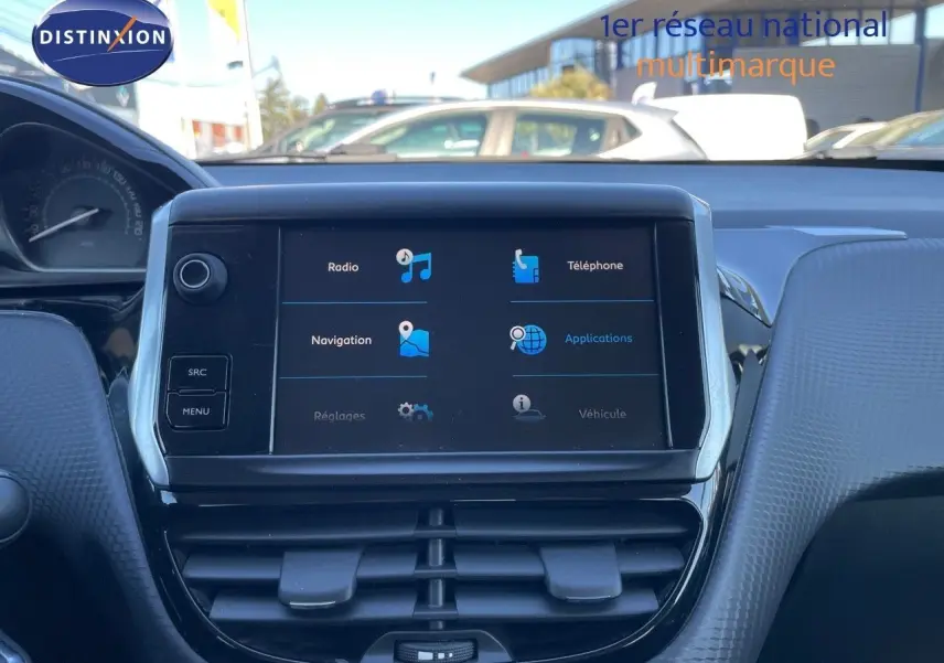 Écran tactile central de la Peugeot 2008 blanc de 2017, affichant les options radio, navigation et téléphone.