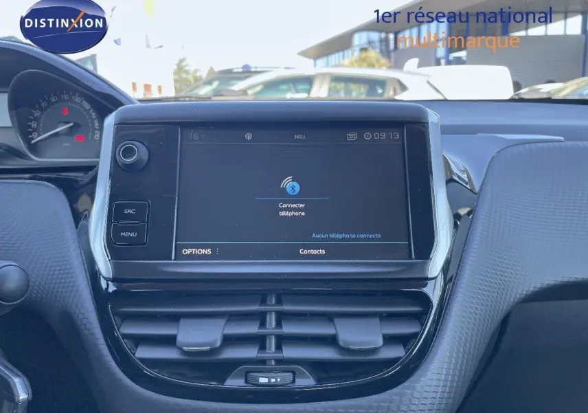 Vue intérieure centrée sur l'écran tactile et la console de la Peugeot 2008 blanche, version 1.2 PureTech 110ch Style.