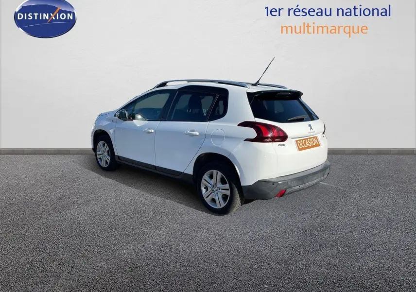 Vue 3/4 arrière droite d'un Peugeot 2008 blanc de 2017 avec toit noir et feux arrière LED distinctifs.
