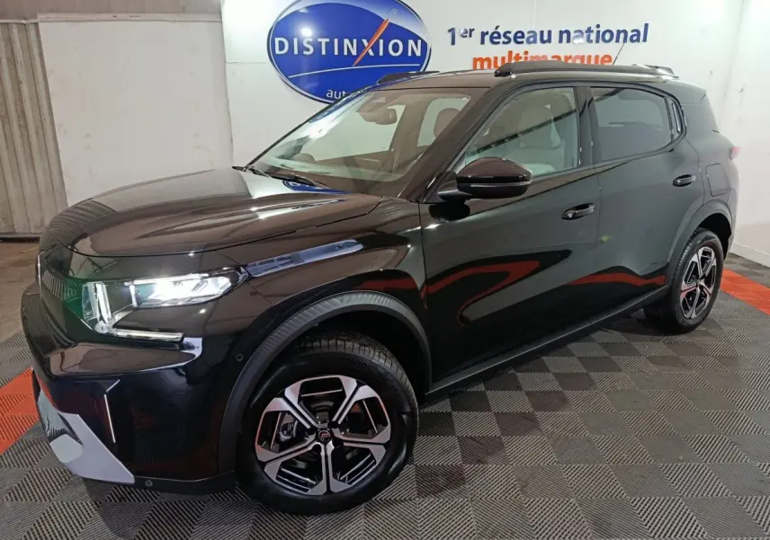 Vue 3/4 avant droite d'un SUV Citroën C3 hybride noir brillant, avec jantes stylisées et rétroviseurs ton caisse.