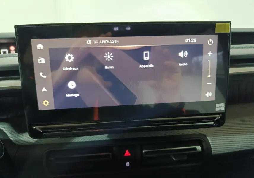Écran tactile central 10,25 pouces du tableau de bord de la Citroën C3 hybride 2025, vue frontale rapprochée.