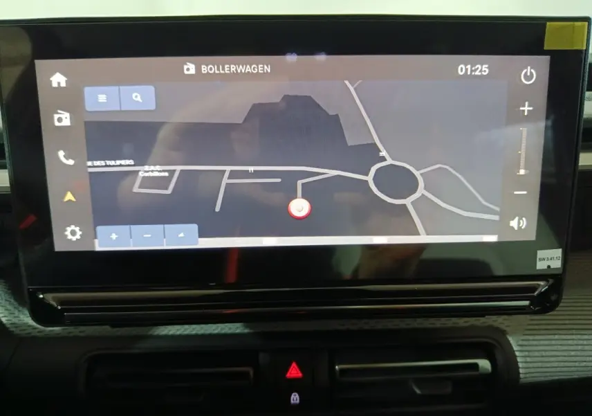 Écran tactile central affichant la navigation 3D dans l’habitacle de la Citroën C3 Hybride noire, vue de face.