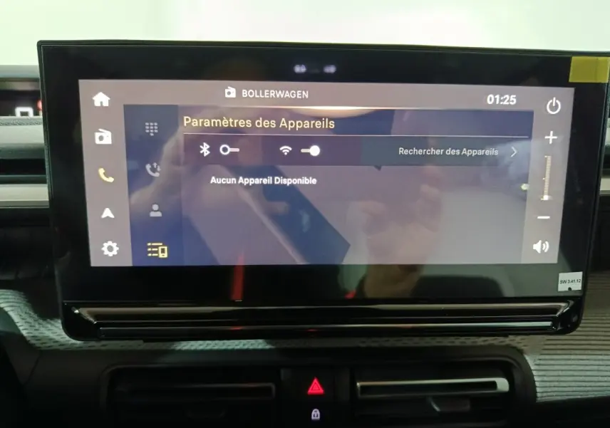 Écran tactile central affichant les paramètres Bluetooth dans l'habitacle noir du Citroën C3 hybride 2025.