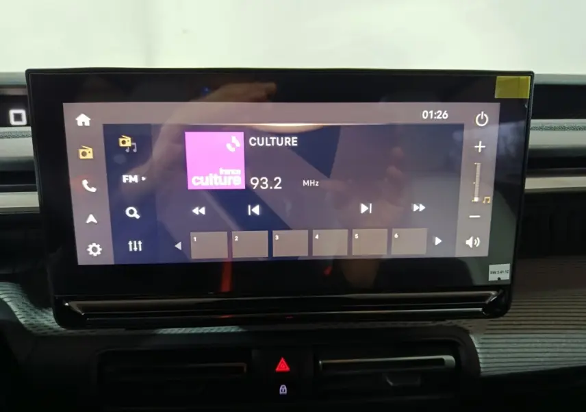Écran tactile central de 10,25 pouces affichant la radio FM dans l'habitacle d'une Citroën C3 hybride noire.