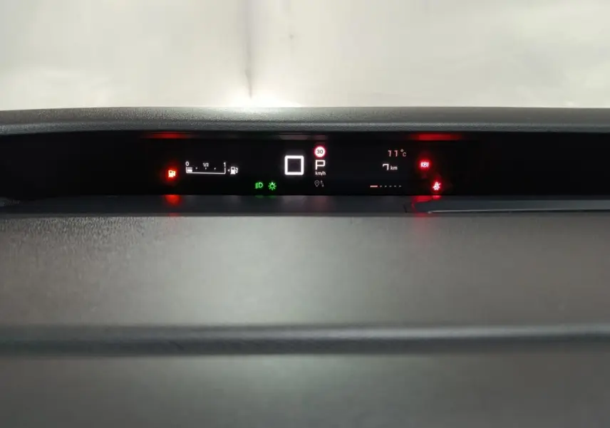 Affichage numérique du combiné instruments de la Citroën C3 hybride 2025, vue frontale rapprochée du tableau de bord.