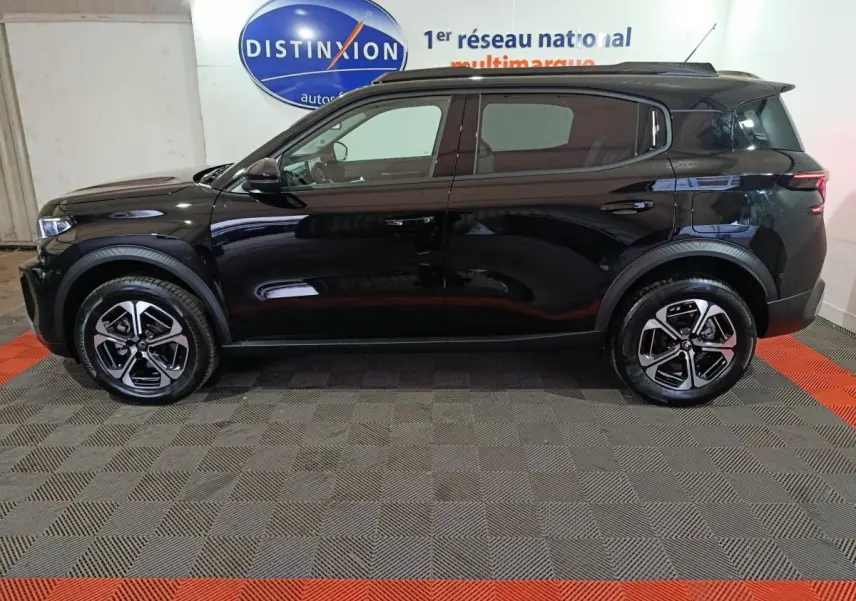 Vue de profil côté gauche d'un Citroën C3 Hybride 136 e-DSC6 MAX noir, avec jantes alliage et vitres teintées.