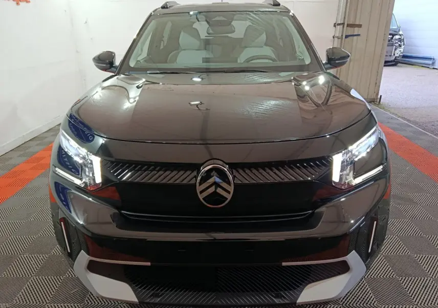 Vue frontale d'une Citroën C3 hybride noire 2025 avec phares LED et calandre noire brillante.