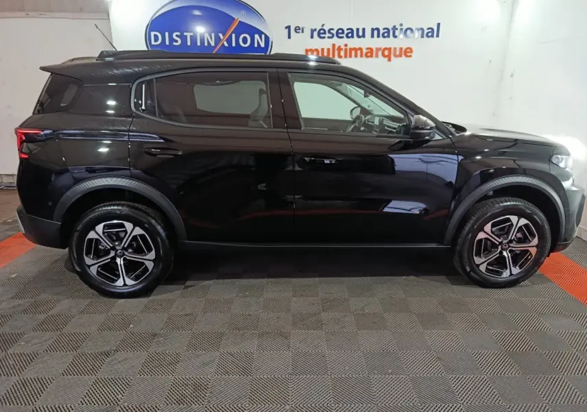 Vue de profil côté gauche d'un SUV Citroën noir, avec jantes alliage et poignées de porte intégrées.