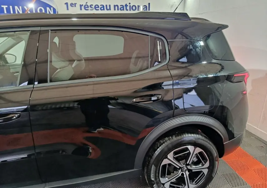 Vue côté droit arrière d'une Citroën C3 hybride noire avec jantes alliage et feux arrière LED distinctifs.