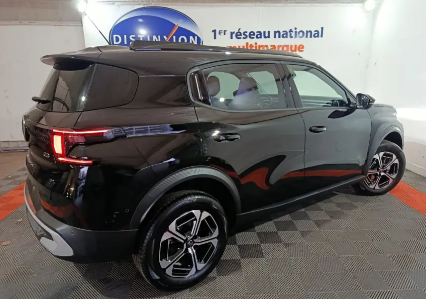 Vue 3/4 arrière droite d'une Citroën C3 Hybride noire 2025 avec feux LED et jantes alliage distinctives.