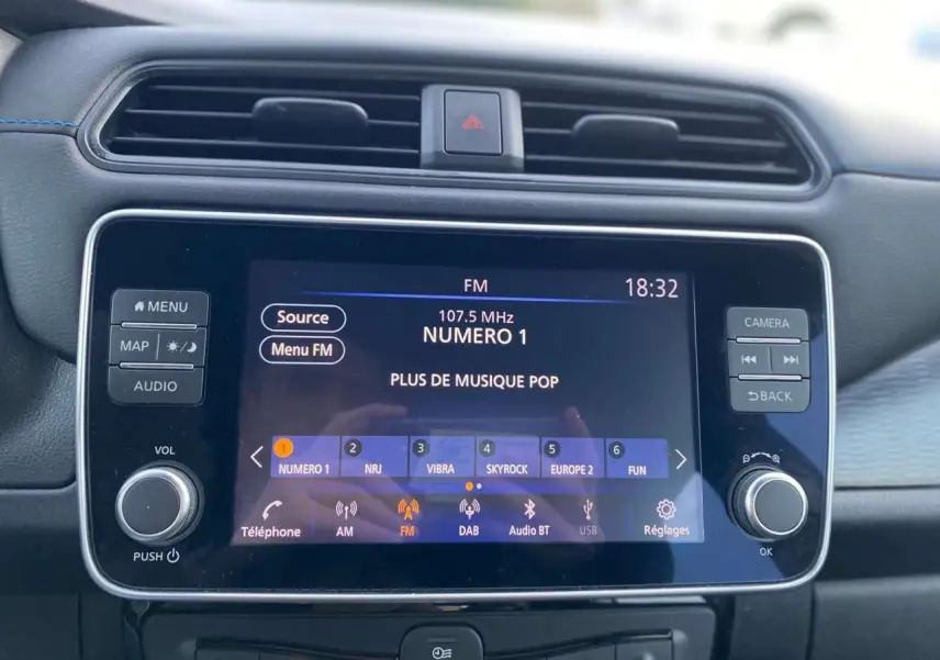 Écran tactile multimédia 7 pouces de la Nissan Leaf 40 kWh N-Connecta, affichant la radio FM à 18h32.
