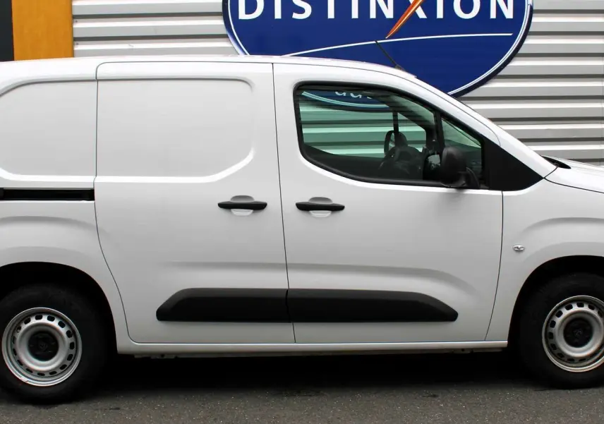 Profil côté gauche du Peugeot Partner Fourgon blanc 2025 avec protections latérales noires et jantes acier.