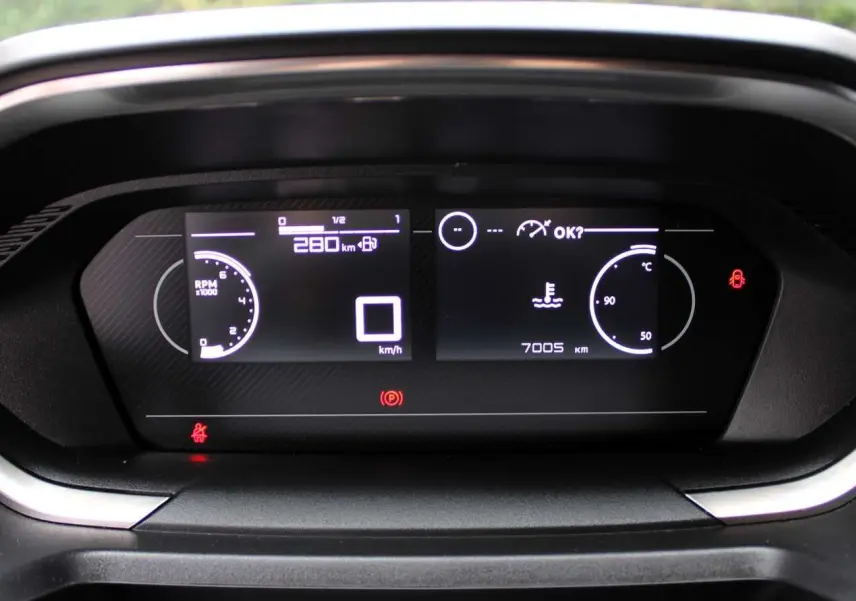 Tableau de bord numérique du Peugeot Partner Fourgon 2025 affichant la vitesse, le régime moteur et la température moteur.