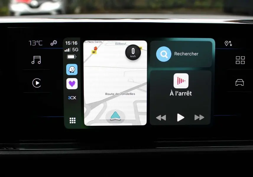 Écran tactile central du Peugeot Partner Fourgon 2025 affichant navigation et commandes multimédia.