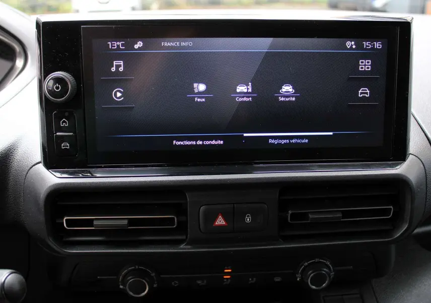 Écran tactile central affichant les réglages de conduite du Peugeot Partner Fourgon blanc 2025, vue intérieure frontale.