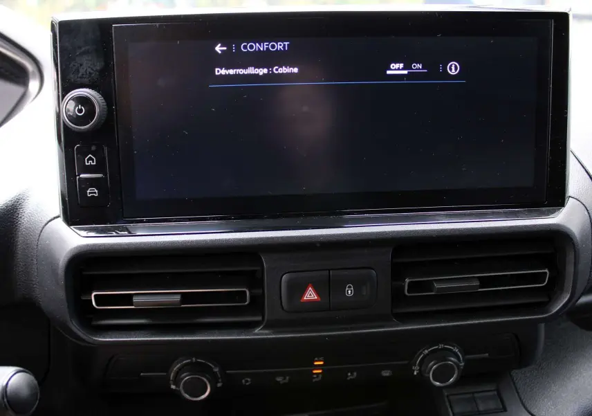Écran tactile central et commandes de climatisation du tableau de bord du Peugeot Partner Fourgon blanc 2025.