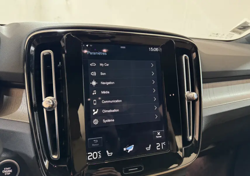 Vue rapprochée de l’écran tactile central noir du tableau de bord du Volvo XC40 Recharge T5 Inscription 2021.