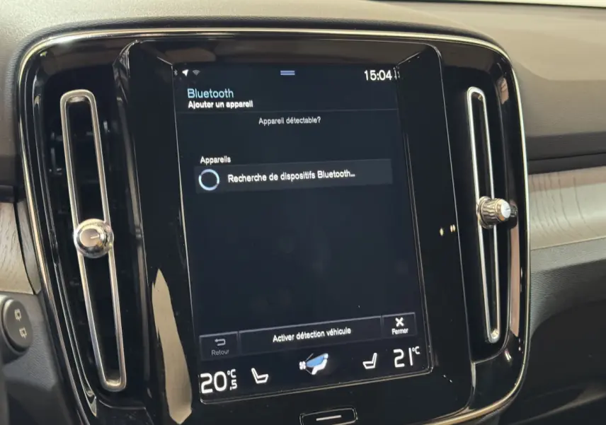 Écran tactile central en mode Bluetooth du tableau de bord noir du Volvo XC40 Recharge T5 Inscription 2021.