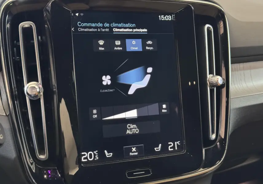 Vue rapprochée de l’écran tactile central noir affichant la commande de climatisation du Volvo XC40 Recharge T5 Inscription.