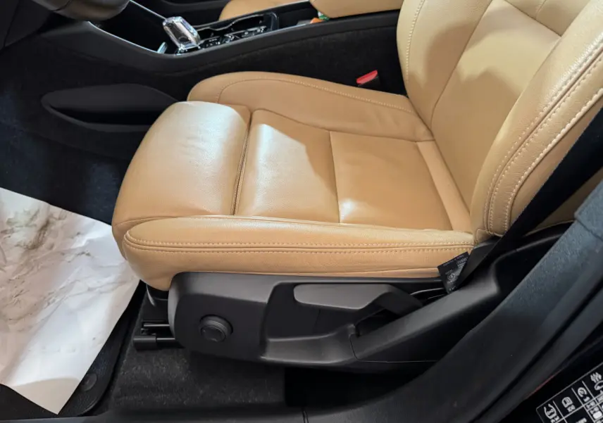 Gros plan sur le siège avant droit en cuir beige du Volvo XC40 Recharge T5 262 DCT7 Inscription, intérieur noir.