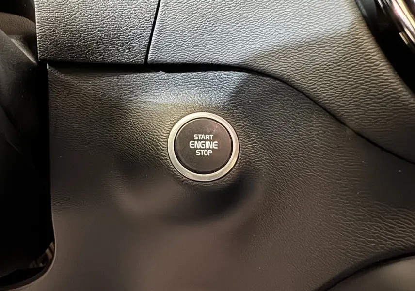 Gros plan sur le bouton start engine stop entouré de cuir noir dans l’habitacle du Volvo XC40 Recharge T5 2021.