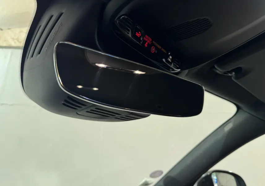 Gros plan sur le rétroviseur intérieur noir brillant du Volvo XC40 Recharge T5 262 DCT7 Inscription 2021.