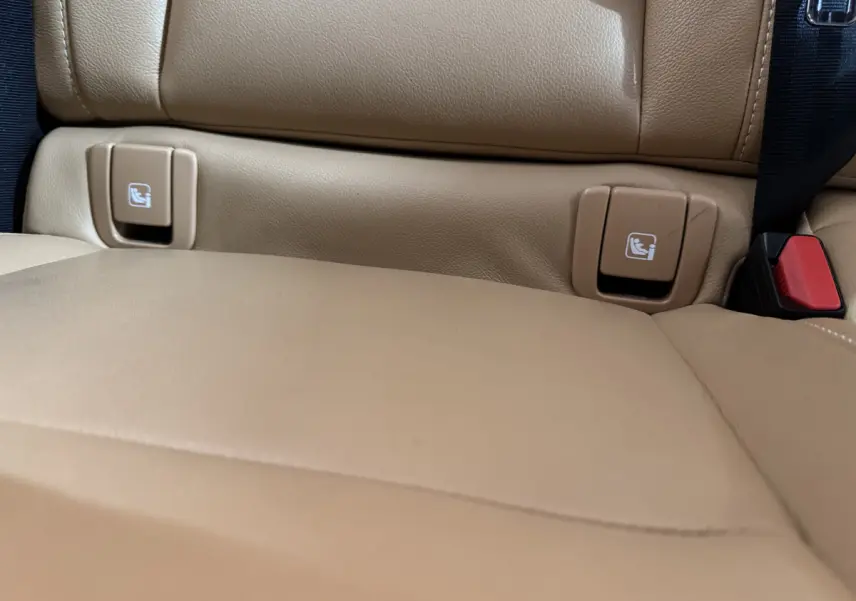 Détail des fixations ISOFIX sur la banquette arrière en cuir beige du Volvo XC40 Recharge T5 Inscription 2021.