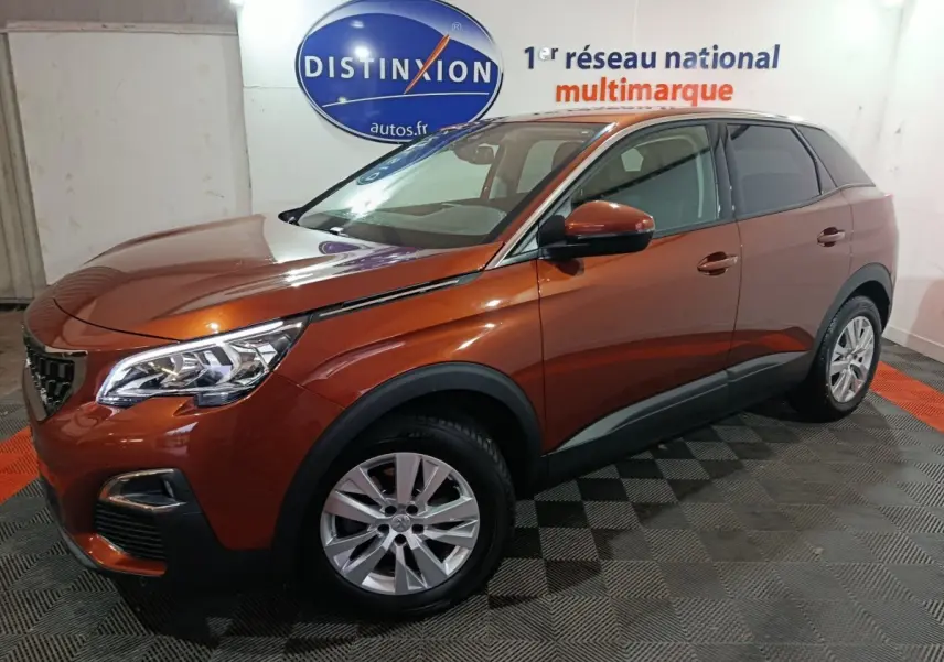 Peugeot 3008 marron vue 3/4 avant droit dans un showroom avec jantes alliage et phares LED.