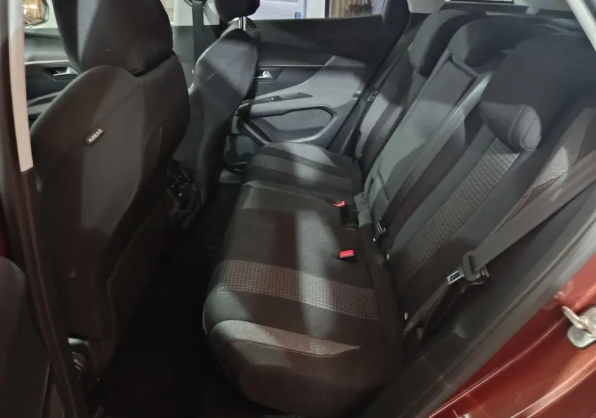Vue intérieure côté droit des sièges arrière noirs du Peugeot 3008 marron, montrant la banquette et les appuie-têtes.