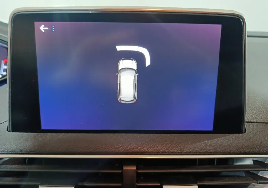 Écran tactile intérieur affichant la vue top-down du système de détection de proximité du Peugeot 3008.
