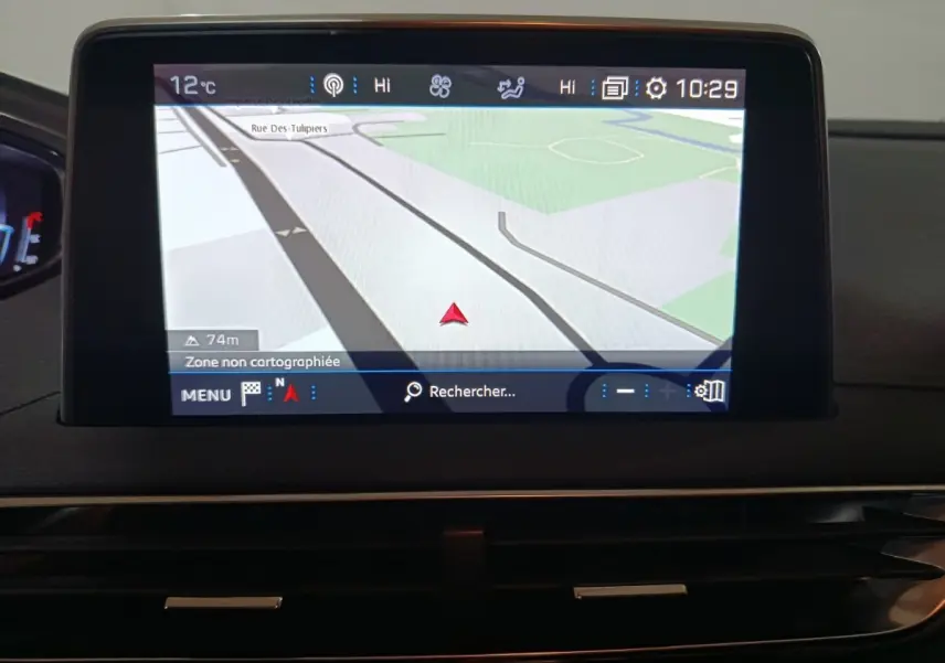 Écran tactile de navigation 8 pouces du Peugeot 3008 marron, affichant une carte avec indication de zone non cartographiée.