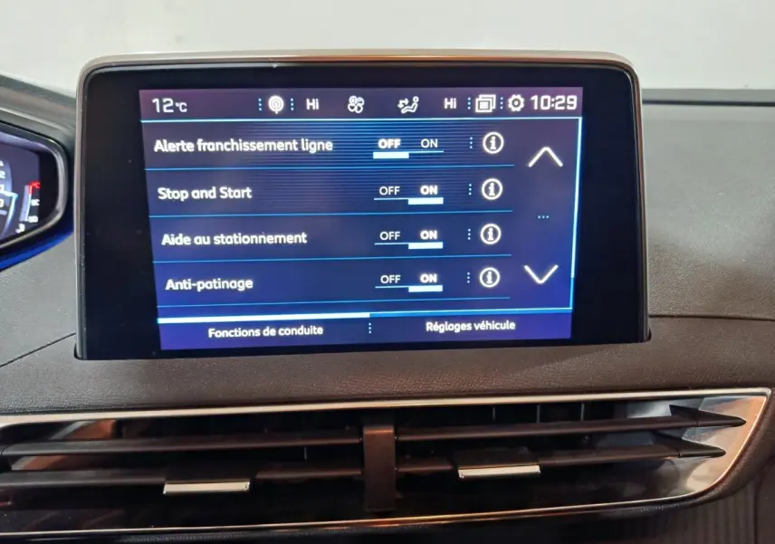 Écran tactile central affichant les réglages d’aide à la conduite dans l’habitacle du Peugeot 3008 marron.