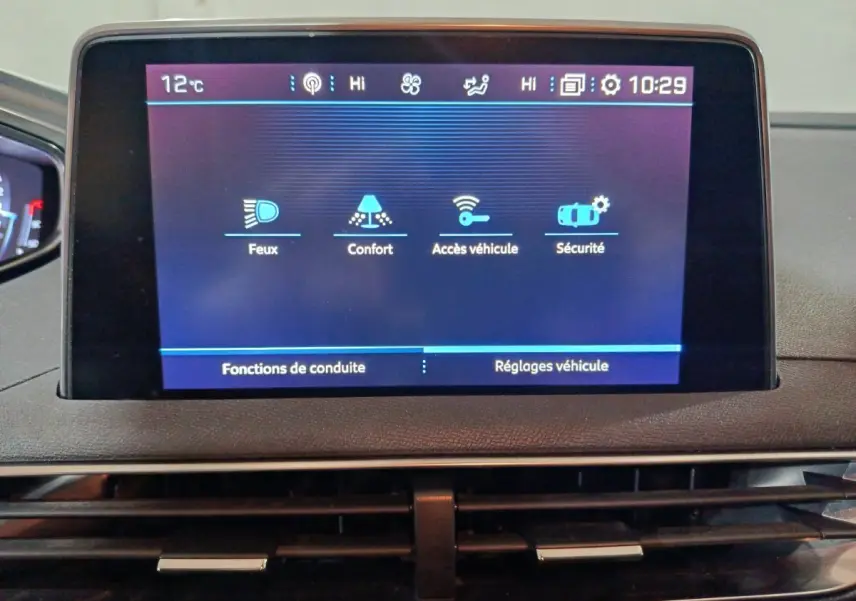 Écran tactile central du tableau de bord du Peugeot 3008 marron, affichant les réglages de conduite et sécurité.