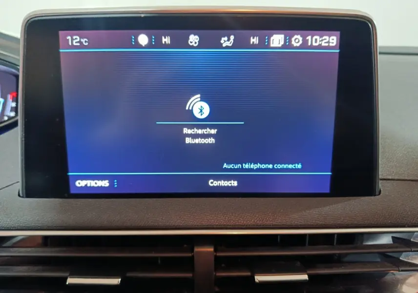 Écran tactile central du tableau de bord du Peugeot 3008 marron affichant la recherche Bluetooth, vue intérieure frontale.