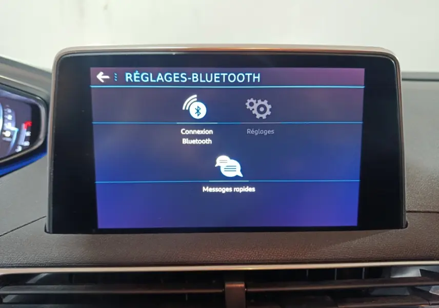 Écran tactile central du tableau de bord du Peugeot 3008 affichant les réglages Bluetooth en intérieur noir.