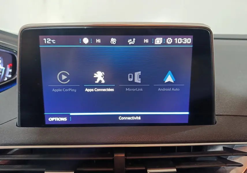 Écran tactile central du tableau de bord du Peugeot 3008 2019, affichant les options Apple CarPlay et Android Auto.