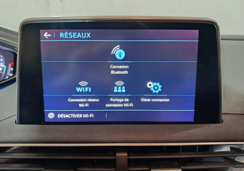 Écran tactile central du Peugeot 3008 marron affichant les options de connexion Bluetooth et Wi-Fi en intérieur.